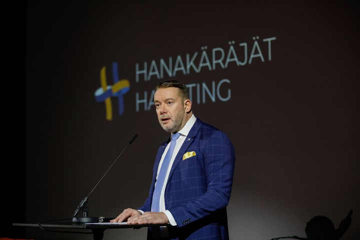 Hanating går på engelska och modereras av Finlands tidigare försvarsminister Stefan Wallin.