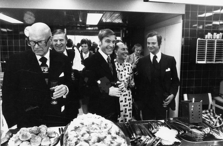 Hanaholmen vihittiin käyttöön 1.6.1975. Vasemmalta: presidentti Urho Kekkonen, ministeri Johannes Virolainen, johtaja Pär Stenbäck, Iréne Löwbeer ja kuningas Kaarle XVI Kustaa. Kuva kuuluu Pär Stenbäckin yksityiseen arkistoon.