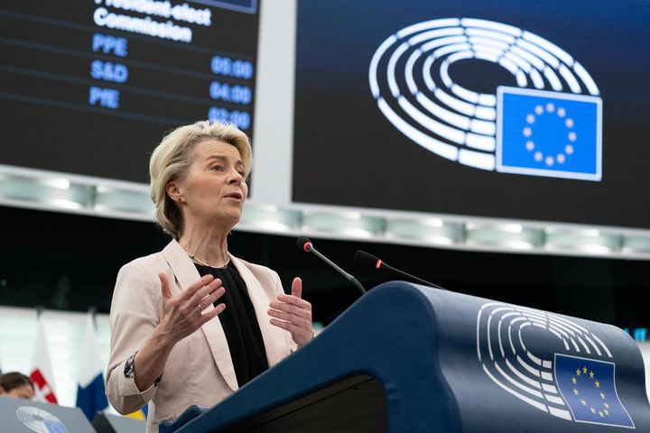 Euroopan komission puheenjohtaja Ursulu von der Leyen puhumassa Euroopan parlamentille