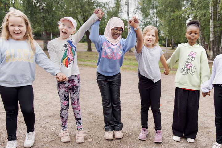 Eftermiddagsverksamheten går ut på att vi leker, rör på oss och är utomhus. Barnet umgås med andra barn och får nya kompisar.