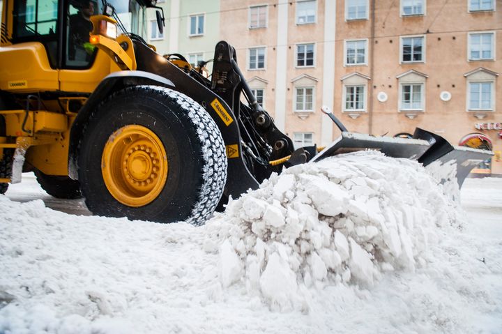 En traktor röjer snö i Tölö.