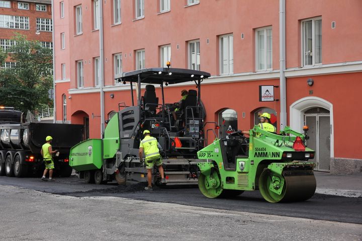 Kadun asfaltointia Vilhovuorenkadulla.