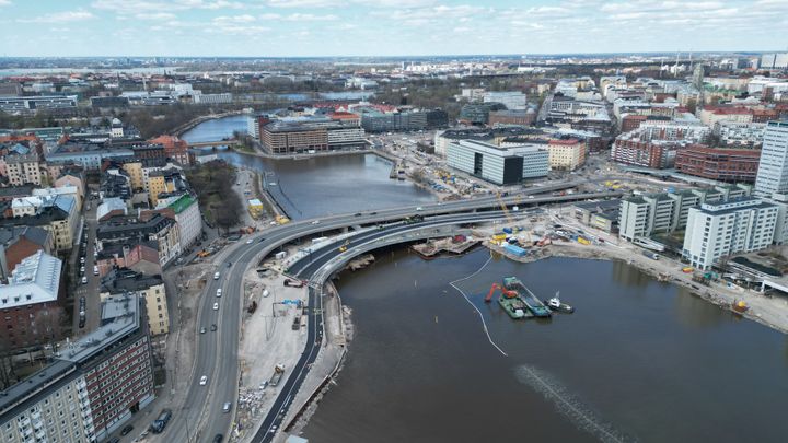 Uusi ja vanha Hakaniemensilta rinnakkain toukokuun 2024 alussa.