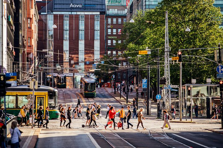 Trafik på Mannerheimvägen och Simonsgatan.