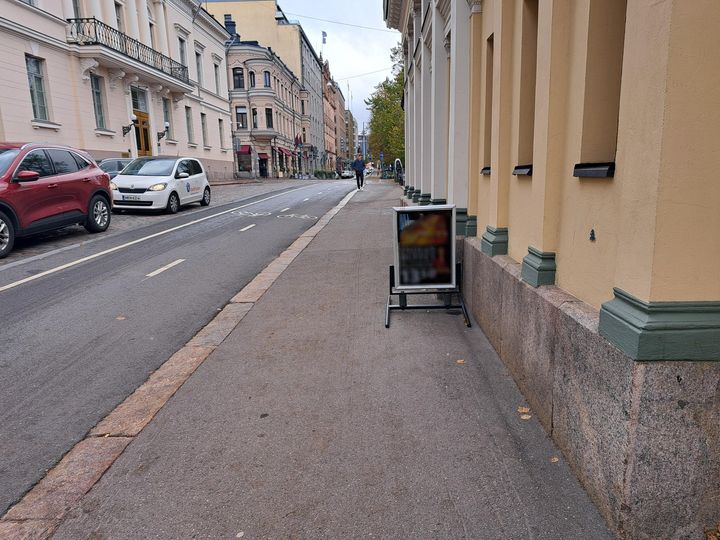 Helsingin kaupunki kehottaa siirtämään väärin asetetut mainokset, kuten kuvassa oleva mainosteline.