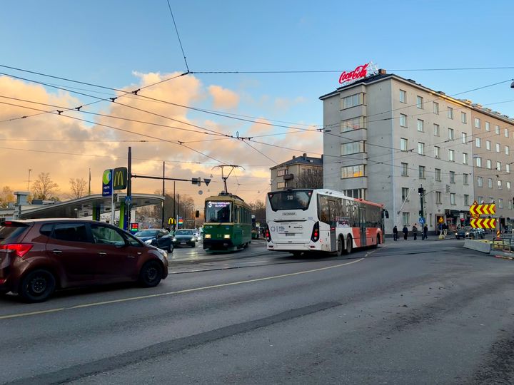 Mannerheimintien, Reijolankadun ja Stenbäckinkadun risteys, jonka keskelle vesijohtojen rakentaminen etenee.