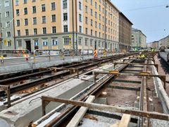 Raitiotien kiskojen asennusta Mannerheimintiellä marraskuussa.