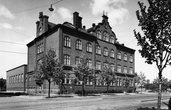 Arkkitehti Theodor Höijer on suunnitellut vuonna 1902 valmistuneen Vallilan ala-asteen rakennuksen. Koulua laajennettiin Gunnar Taucherin suunnittelemalla liikuntasiivellä 1935.