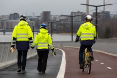 Lähes viiden vuoden rakennustöiden päätteksi kypärä on vaihtumassa kruunuun, kun Kruunuvuorensilta avataan kaupunkilaisten käyttöön 18. huhtikuuta klo 14.