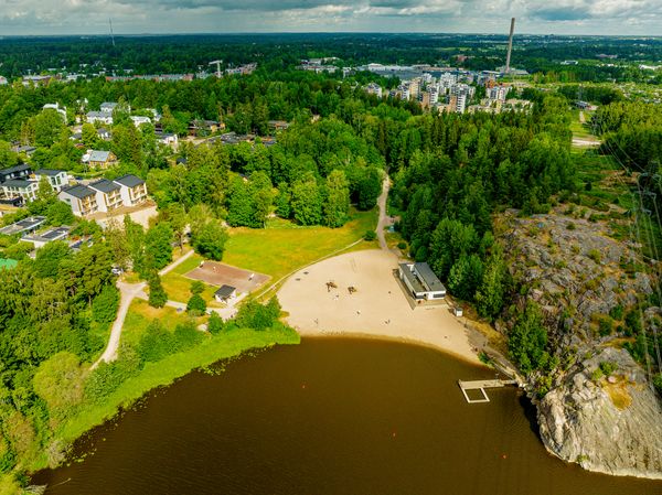 Pikkukosken uimaranta yläilmoista kuvattuna.