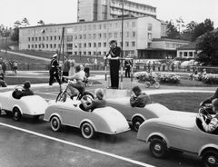 Liikennekaupungin avajaisten ruuhkaa Laaksossa toukokuussa 1958