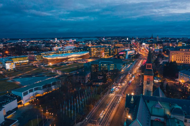 Ulkokuva Oodista ja kaupungin valoista marraskuun pimeydessä.