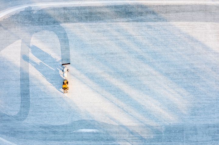 Traktori jäädyttämässä tekojääkenttää.