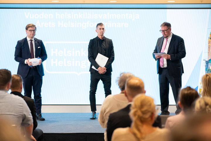 Jarkko Nieminen vastaanottaa vuoden 2024 helsinkiläisvalmentaja -palkintoa Helsinki-päivänä 12.6.2024.