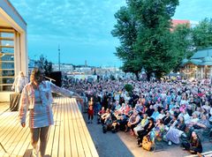 Taiteiden yönä 15.8.24 Espan lavalla konsertoineen Vilma Jään konsertti oli yleisömenestys.