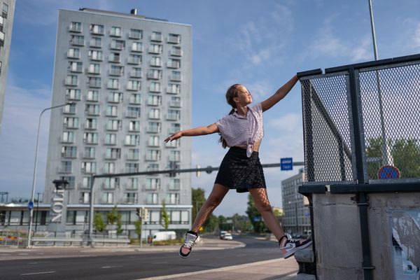 Tyttö kesäisellä Vanhalla Helsingintiellä Malmilla