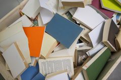 Kasa kierrätettyjä kirjoja.