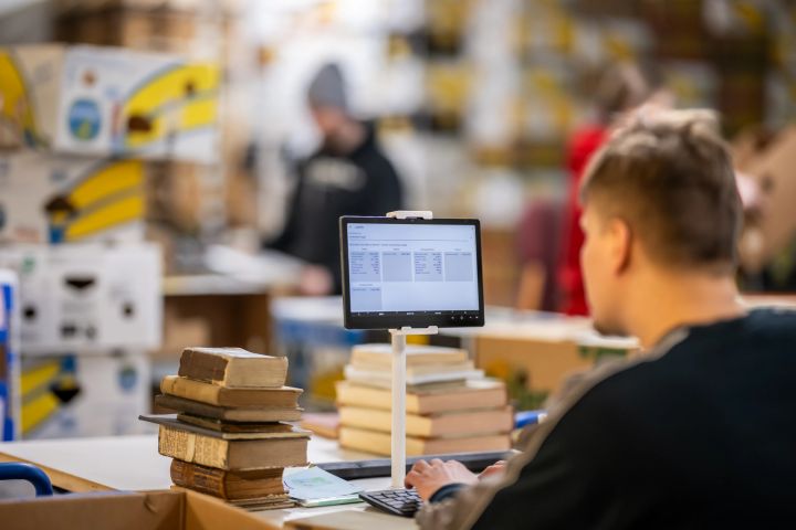 En person hanterar böcker.