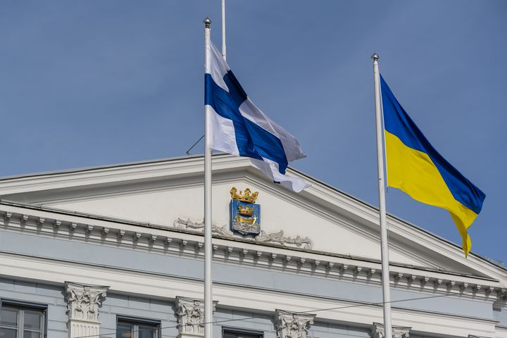 Suomen ja Ukrainan liput Helsingin kaupungintalon edustalla.