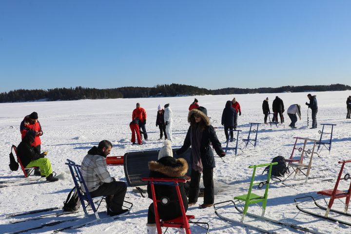 Turisteja ja potkukelkkoja meren jäällä potkukelkkasafarilla