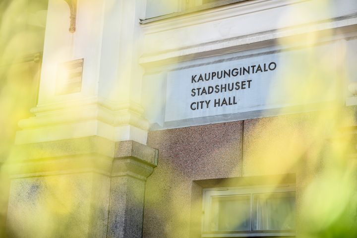 Kaupungintalon julkisivua.