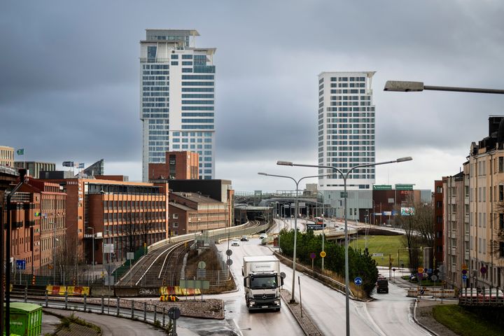 Junatie Sörnäisistä Kalasatamaan päin kuvattuna.