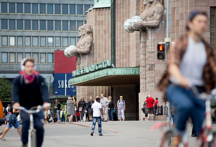 Ihmisvilinää Helsingin keskustassa.