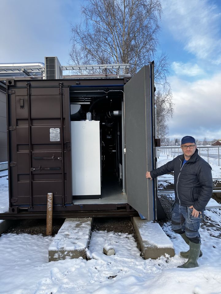 Sähkökattilaa esittelee tekninen päällikkö Teemu Arvola.