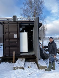 Sähkökattilaa esittelee tekninen päällikkö Teemu Arvola.