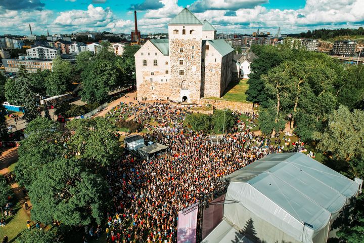 Kesärauhaa juhlitaan seuraavan kerran 6.-8.6.2025 Turun Linnanpuistossa. Lippu.fi pilotoi Kesärauhan kanssa Suomessa uudenlaista lipunmyyntiratkaisua.