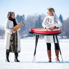 Sibbe Live!: A flower is no flower -konsertissa esiintyvät Eija Kankaanranta, kantele ja Marianne Maans, viulu.