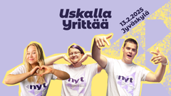 Kolme nuorta hymyilee, taustalla Jyväskylän Uskalla Yrittää -tapahtuman tietoja tekstimuodossa.