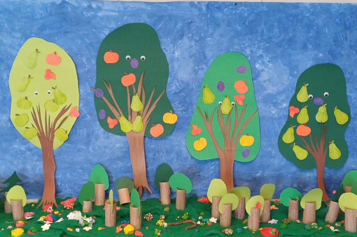 I barnens råd på daghemmen skapade barnen en fantastisk tredimensionell plan för en nyttoträdgård. Under träden och buskarna planterade barnen blommor och formade småkryp och maskar.