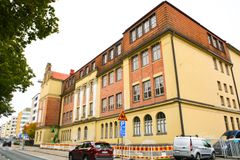 I den nya skolhelheten ingår fastigheten på adressen Handelsesplanaden 22 (på bilden), en nybyggnad som ska uppföras på adressen Rådhusgatan 33 samt Keskuskoulus åk 1–6.