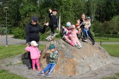 Jenny Lammi ja Jessi Holtti työskentelevät perhepäivähoitajina Merikaarrossa.