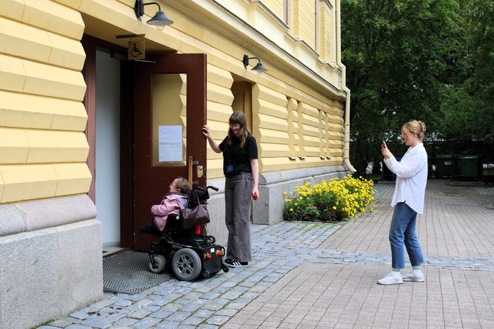 Katri Pekkala ja Iida Starck kävivät kesän aikana läpi noin 30 rakennusta. Tavoitteena on, että kartoituksia jatketaan myös tulevina vuosina.