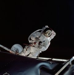 Astronautti Russell Schweickart käytti Hasselblad 70mm kameraa avaruuskävelynsä aikana Maan kiertoradalla  Apollo 9 -lennon neljäntenä päivänä 3. maaliskuuta 1969. Kuva: NASA