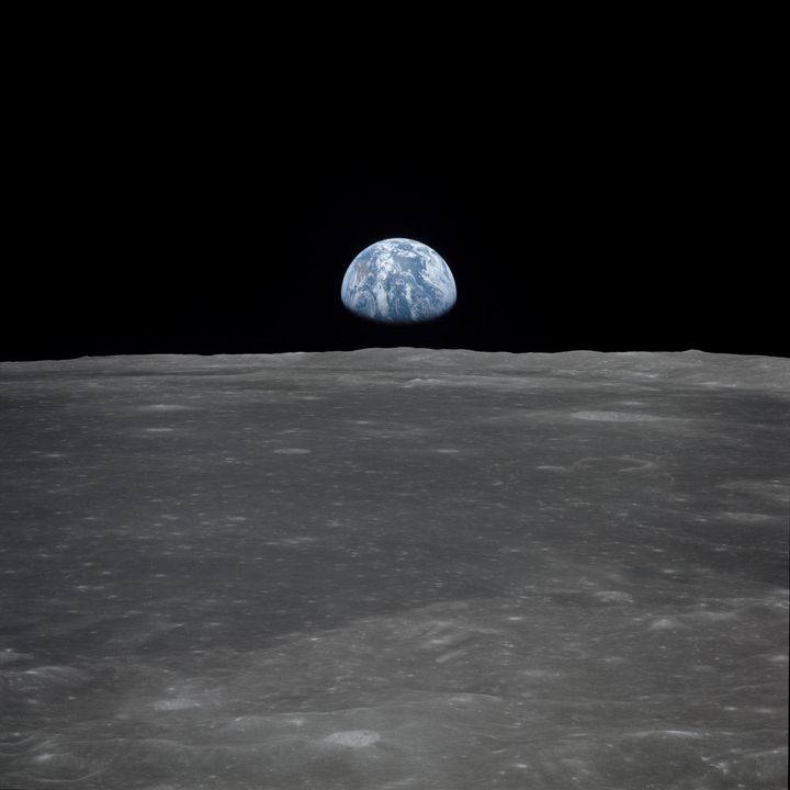 Jorden stiger över månens horisont i ett legendariskt foto taget från Apollo 8 den 24 december 1968. Månhorisonten är cirka 570 kilometer bort från rymdfarkosten. Foto:  NASA/ William ”Bill” Anders (17.10.1933-7.6.2024)