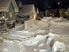 Vid stora snömängder har snöplogarna inte utrymme för snöröjning och det är svårare att öppna tomtanslutningar.