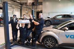 Vamian auto-osaston henkilökunta Hannu Haapamäki (vas.), Valtteri Lehtinen, Marko Ojala, Esa Ketola ja Teemu Mäenpää seisovat Vamian sähköautojen edessä hymyillen, pokaali kädessä.