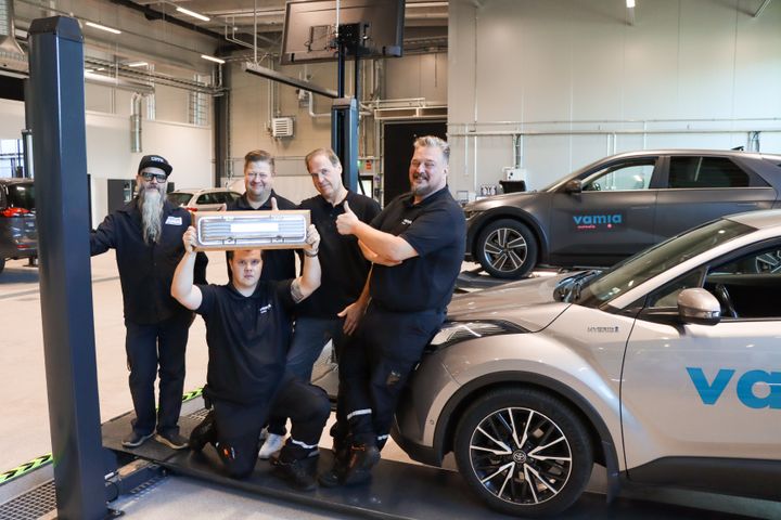 Vamian auto-osaston henkilökunta Hannu Haapamäki (vas.), Valtteri Lehtinen, Marko Ojala, Esa Ketola ja Teemu Mäenpää seisovat Vamian sähköautojen edessä hymyillen, pokaali kädessä.