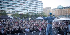 Performer on stage addresses a large crowd at Vaasa Campus Festival.