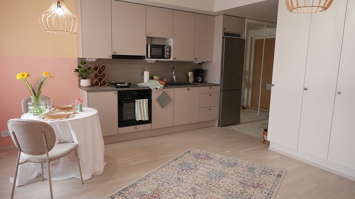 Asunnot on sisustettu alusta loppuun Prisman oman House-tuotemerkin tuotteilla osana House of House – Suomen hauskin sisustushaaste -somesarjaa. Salla Salmelan sisustama asunto on pastellisävyinen.