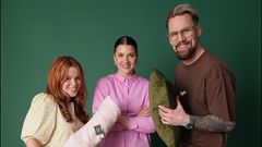 House of House – Suomen hauskin sisustushaaste -somesarjassa perhevaikuttaja Salla Salmela ja entinen vapaaottelija Teemu Packalén kisaavat sisustamalla omat yksiönsä House-tuotteilla. Apuna toteutuksissa on sisustussuunnittelija Maru Hautala (kuvassa keskellä).