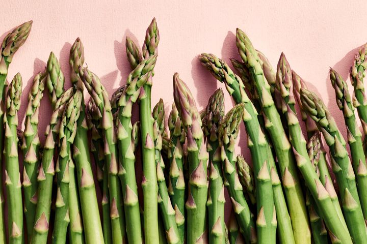 Moni herkuttelee pääsiäisenä tuoreella parsalla