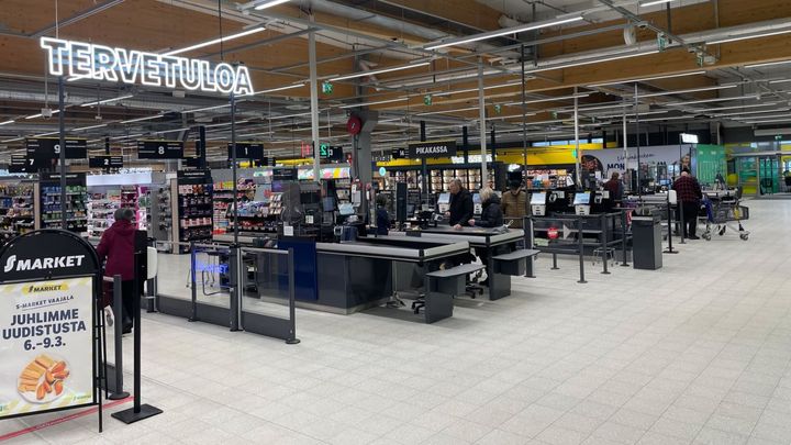 S-market Vaajalan uudistus Vaajakoskella on saatu päätökseen ja avajaisia vietetään torstaista lauantaihin 6.3.-8.3.2025. S-market Vaajalan kassalinjastoa on uudistettu pidemmillä kassapöydillä, pakkaustasoilla ja 3D-skannereilla, sekä kokonaisuudessaan tilavammalla kassa-alueella. Itsepalvelukassojen määrää on lisätty kolmesta kahdeksaan.