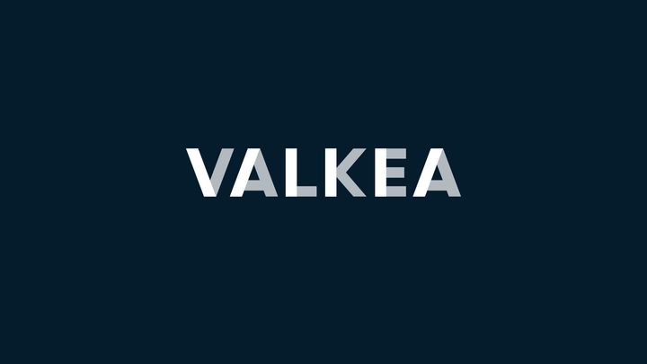 Teksti "VALKEA" tummansinisellä taustalla.