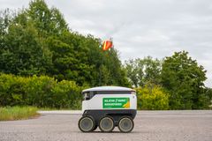 Kuljetusrobot ovat saapuneet Söderkullaan. Robon kyytiin mahtuu kaksi kassillista ostoksia.