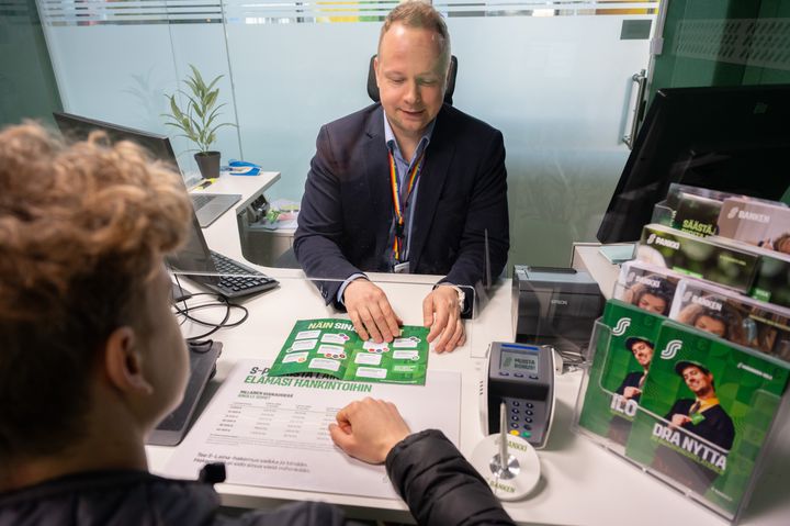Asiakasomistajapalvelu ja S-Pankki -pisteellä voi hoitaa monenlaisia asioita niin pankkiasiointiin kuin asiakasomistajuuteen liittyen.