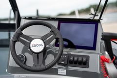 Driver ergonomics have been carefully considered with the new console design. To ensure the best possible visibility, the standard Cross Q smart screen is positioned clearly to the side, to the right of the steering wheel. This way, the steering wheel does not obstruct the screen, and the level of the entire console is lower, providing excellent forward visibility. The touchscreen has been brought as close to the driver as possible, making it easy to use even in rough conditions.